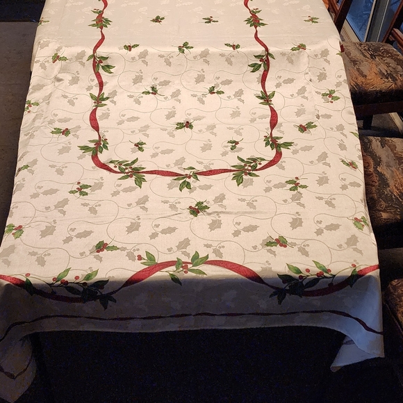 New Charter Club 10' Holly Tablecloth and 6 placemats. - Picture 6 of 7